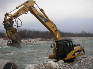 NOLEGGIO-CAT-323D-CON-PINZA-DA-DEMOLIZIONE-
